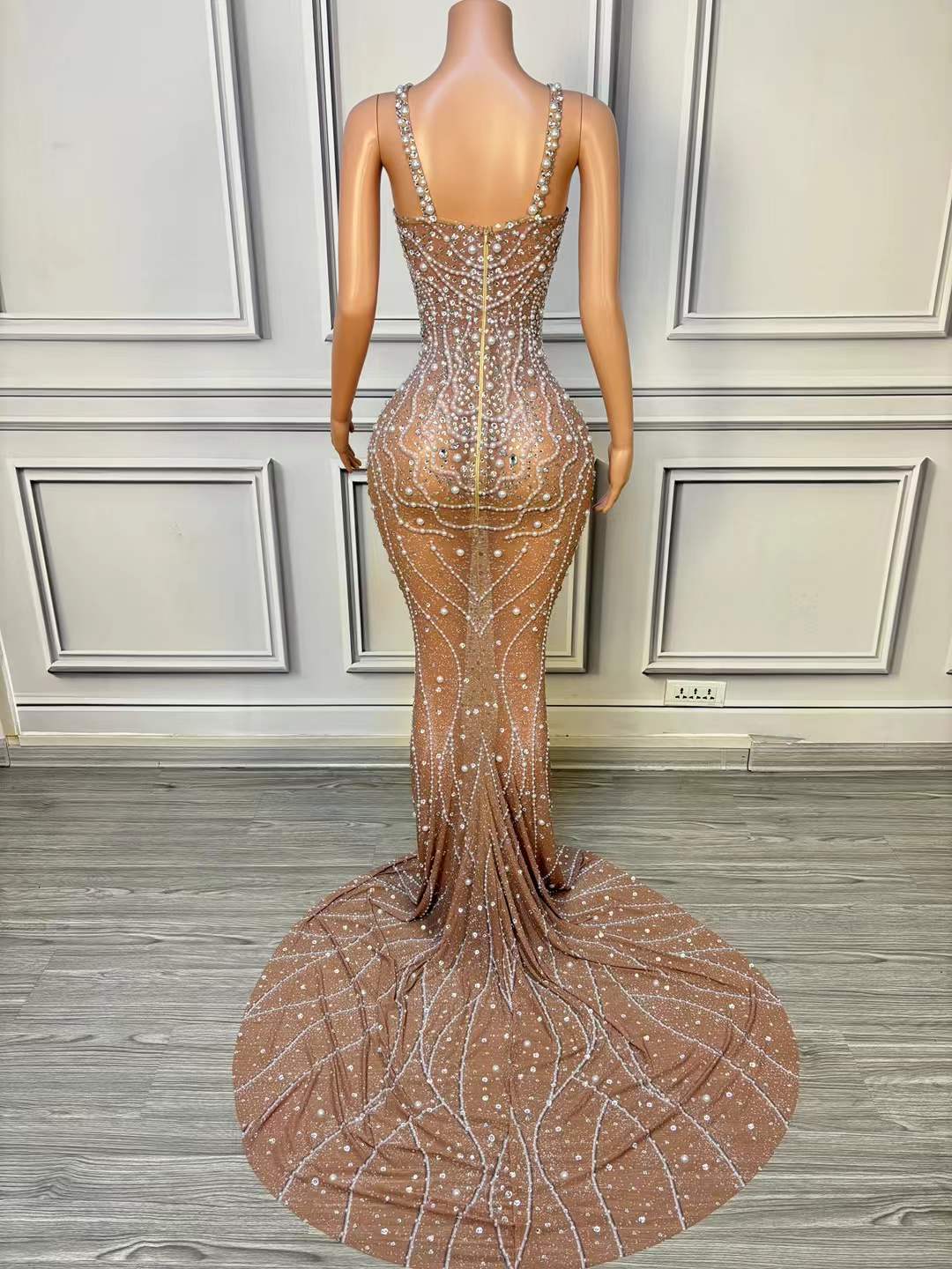 Luxuriöses Perlen-Mesh-Bodycon – Women Formal Wear Photoshoot Bewertung und Preis