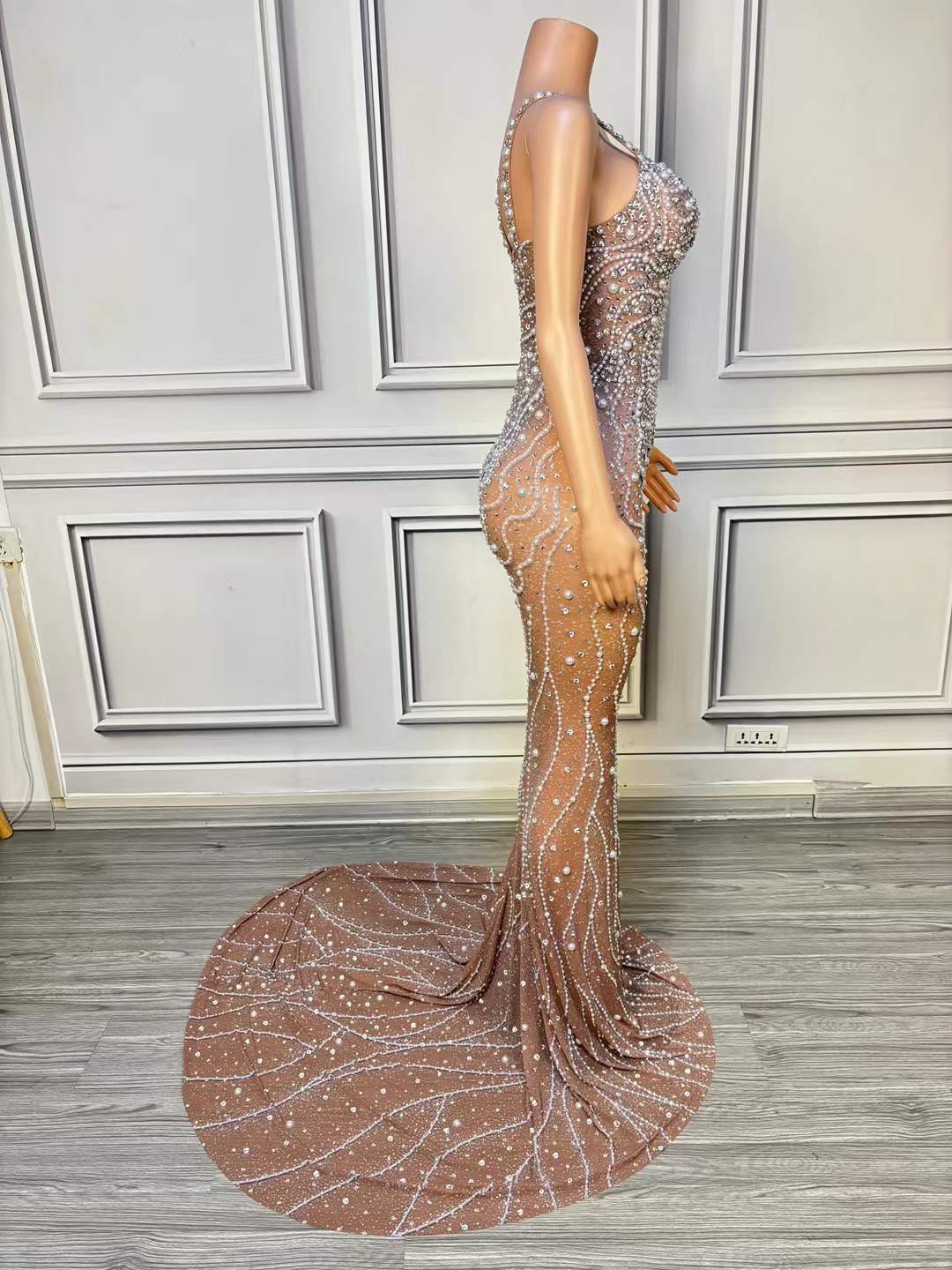 Luxuriöses Perlen-Mesh-Bodycon – Women Formal Wear Photoshoot Bewertung und Preis