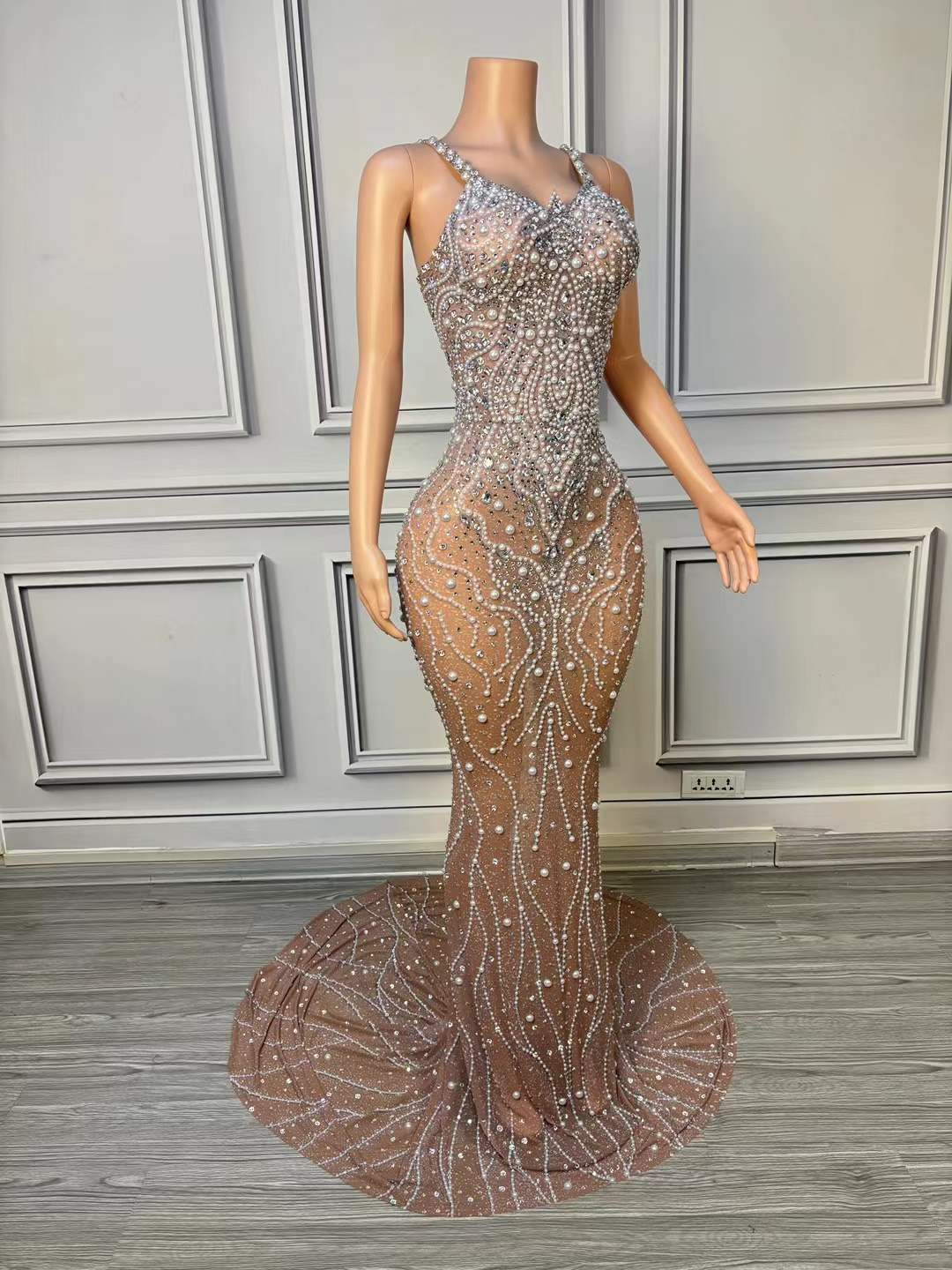 Luxuriöses Perlen-Mesh-Bodycon – Women Formal Wear Photoshoot Bewertung und Preis